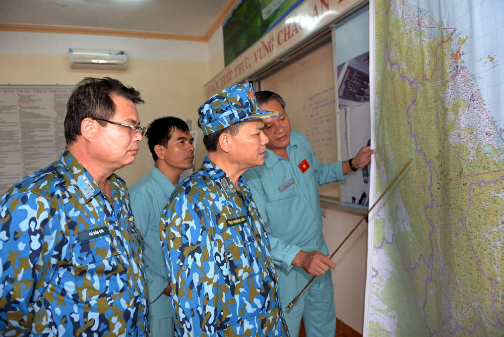 Thủ trưởng Bộ tư lệnh Quân chủng PK-KQ và lãnh đạo Sư đoàn 372 thống nhất phương án bay cứu nạn trên bản đồ.